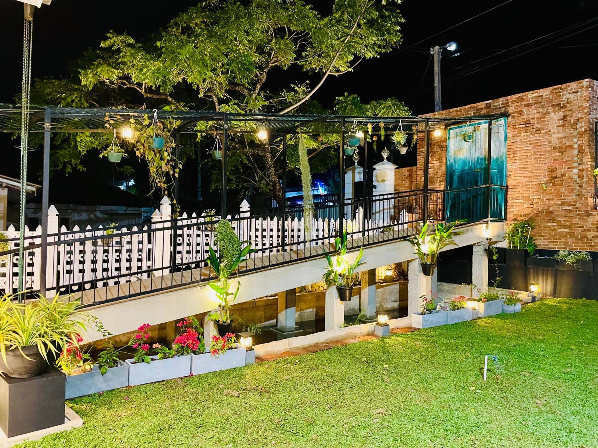 Ayur Ayur White Sail Villa Dalupotha Екстериор снимка