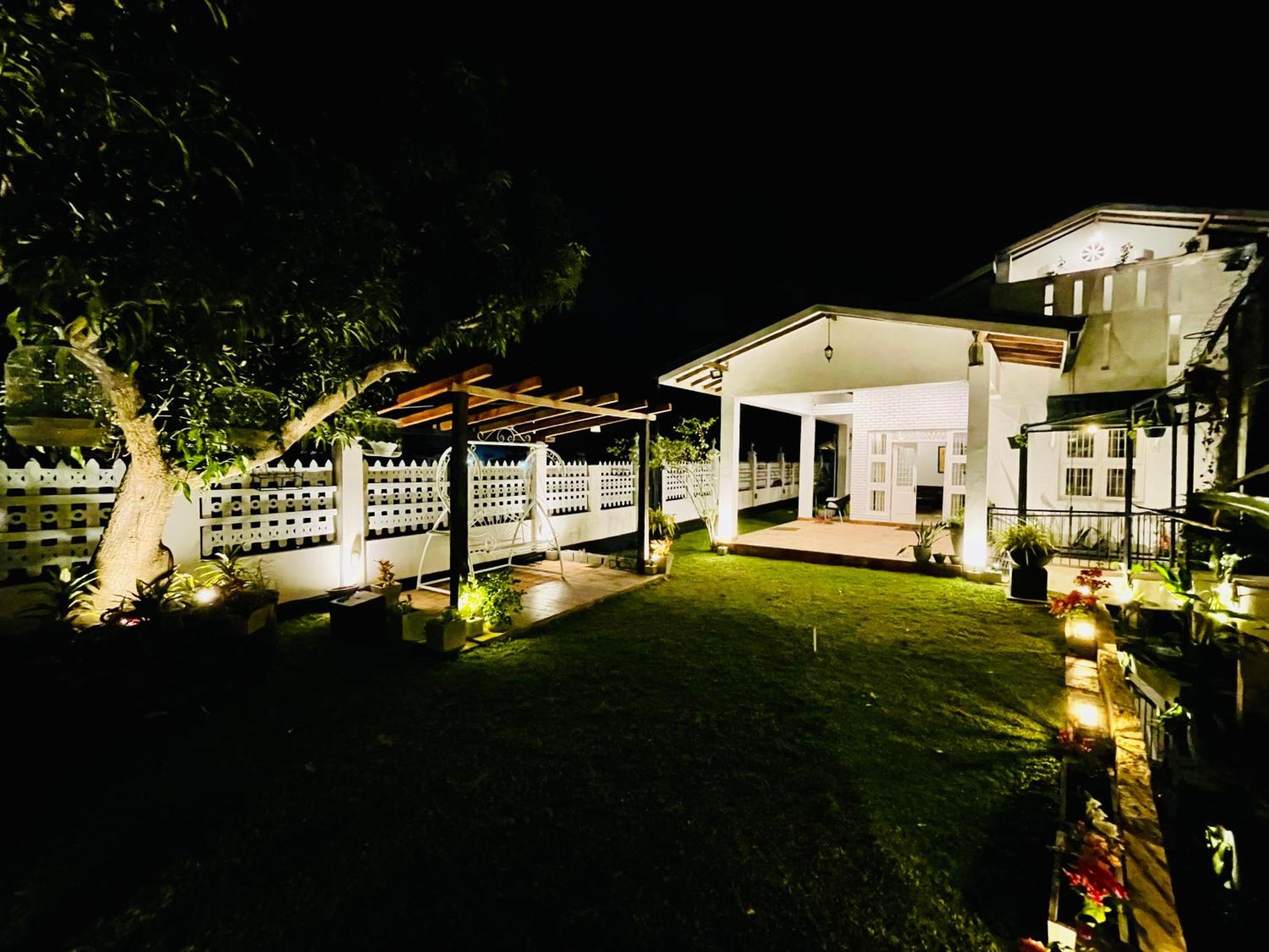 Ayur Ayur White Sail Villa Dalupotha Екстериор снимка