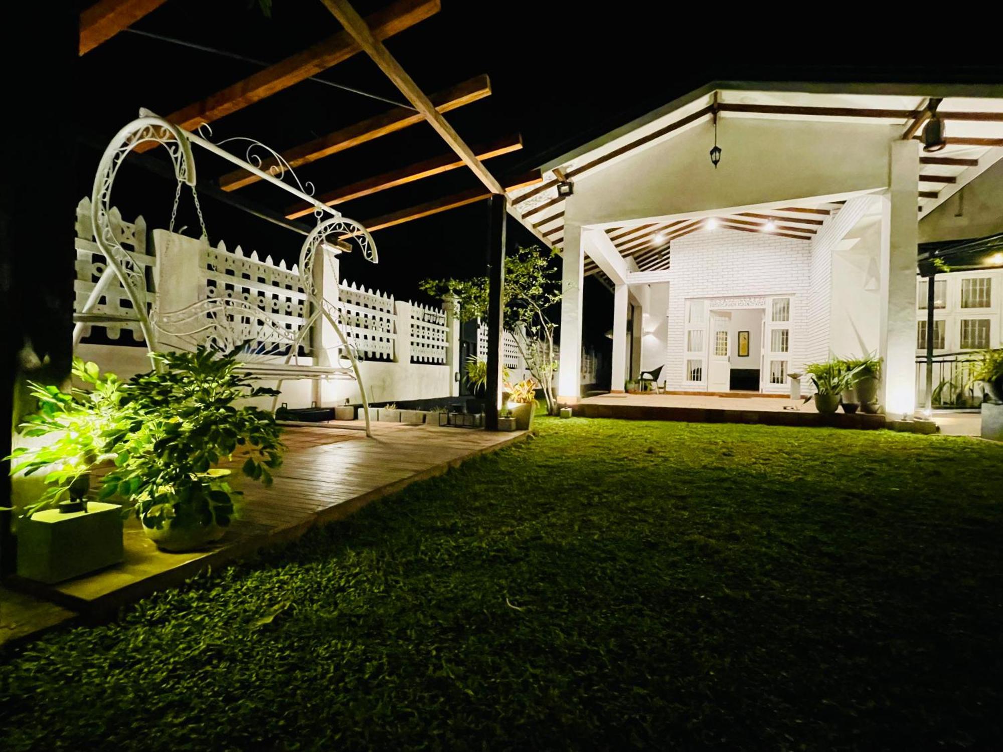 Ayur Ayur White Sail Villa Dalupotha Екстериор снимка
