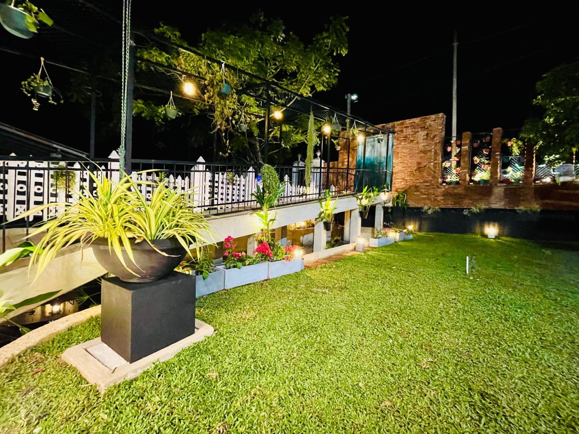Ayur Ayur White Sail Villa Dalupotha Екстериор снимка